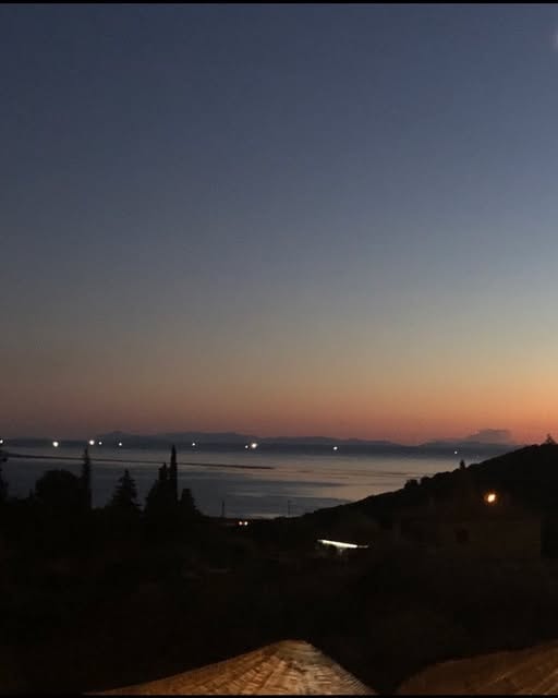 Doğanbey köyünden Ege denizi gün batımı manzarası tekneler ışıklar
