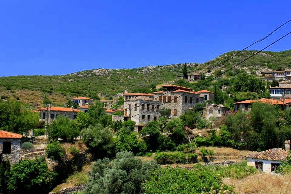 Doğanbey köyü taş evler yeşil yamaç mavi gökyüzü yaz