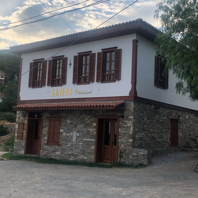 Samos Restaurant gece dış cephe
