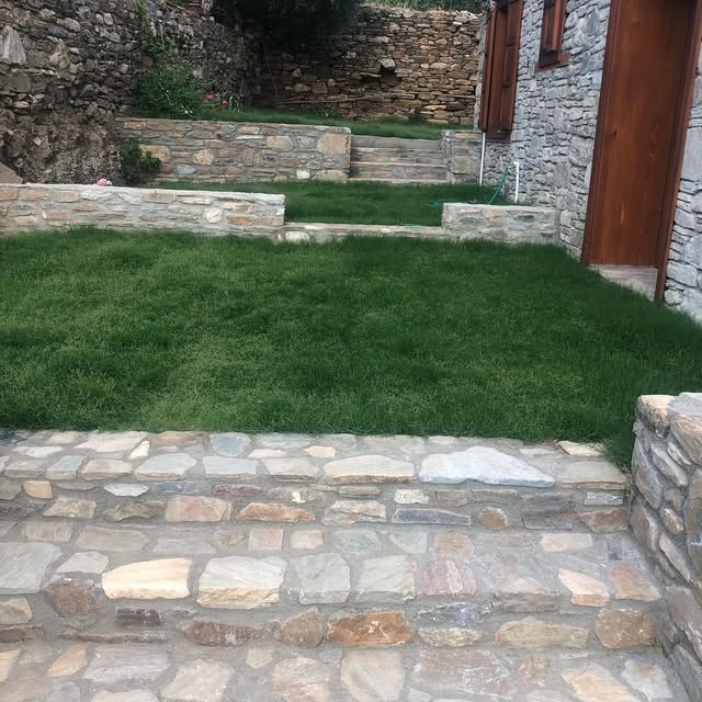 Samos Restaurant taş bahçe ve çim alan