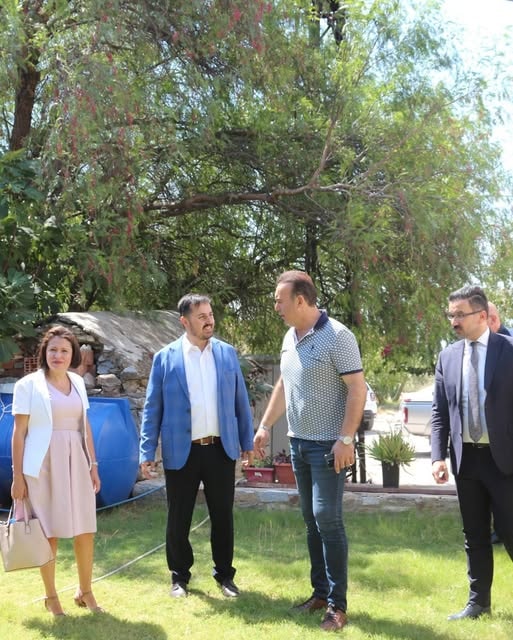 Dört kişi bahçede sohbet ediyor