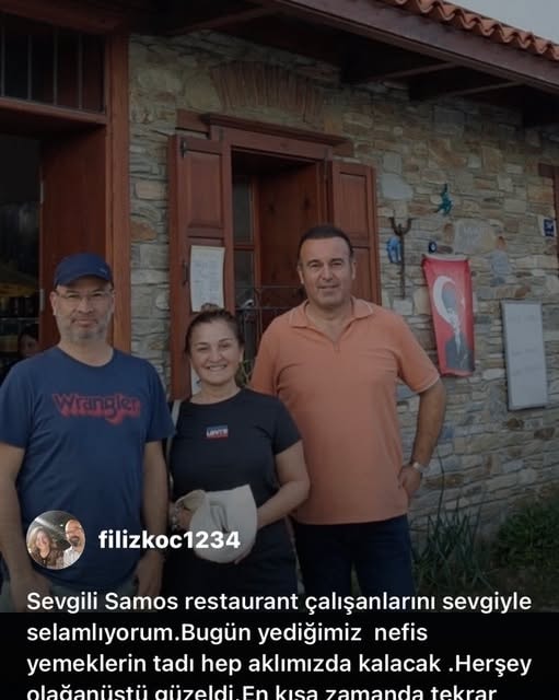 Üç kişi Samos Restaurant girişinde