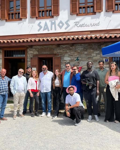 Büyük grup Samos Restaurant önünde