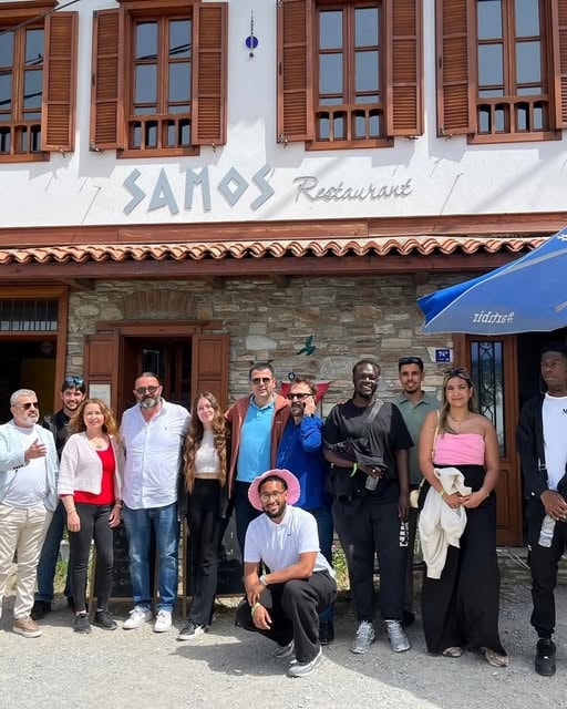 Büyük grup Samos Restaurant cephesinde