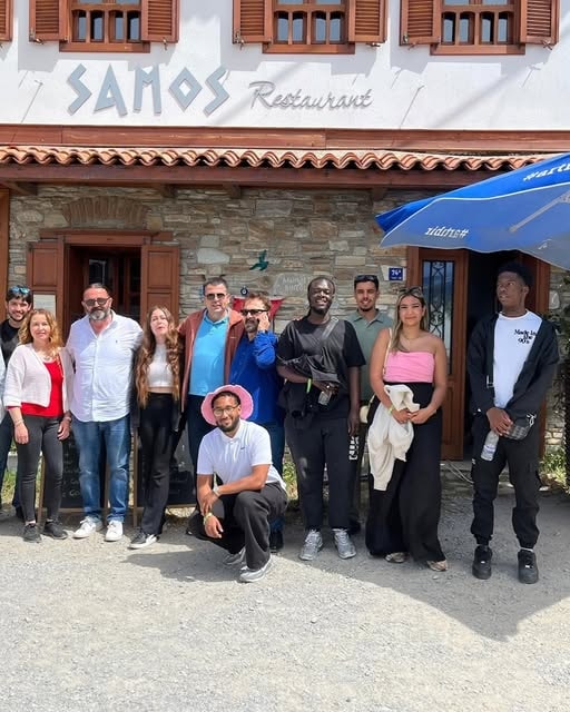 Grup Samos Restaurant önünde geniş açı