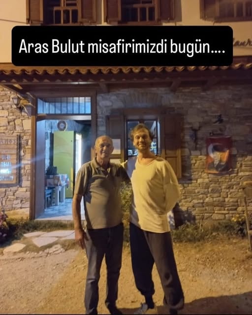 Aras Bulut Samos Restaurant önünde gece