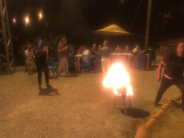 Gece ateş başında misafirler açık hava etkinliği
