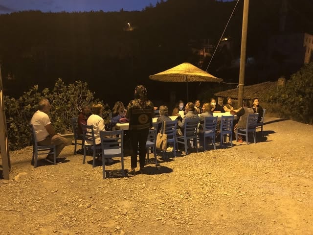 Büyük grup gece açık havada mavi sandalyeler