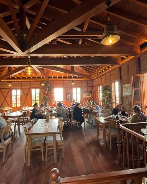 Samos Restaurant iç mekan dolu masa geniş açı