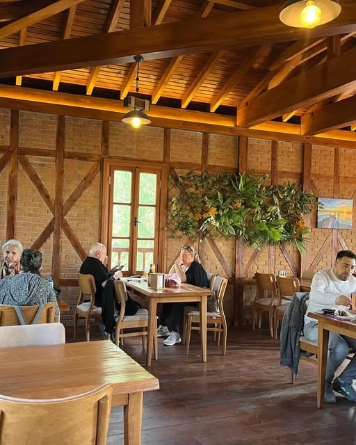 Samos Restaurant iç mekan misafirler öğle