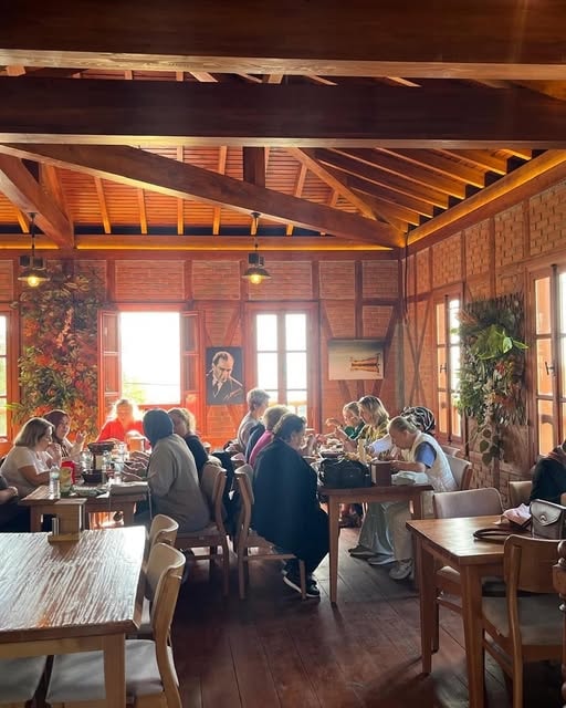 Samos Restaurant iç mekan kalabalık kahvaltı