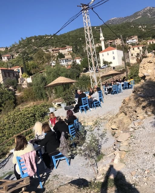 Doğanbey köyü manzaralı açık hava oturma alanı