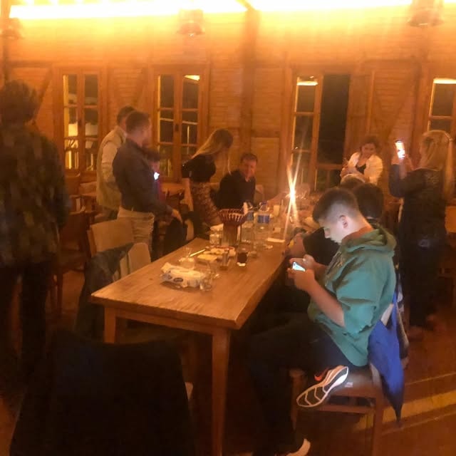 Samos Restaurant iç mekanda dans eden misafirler gece