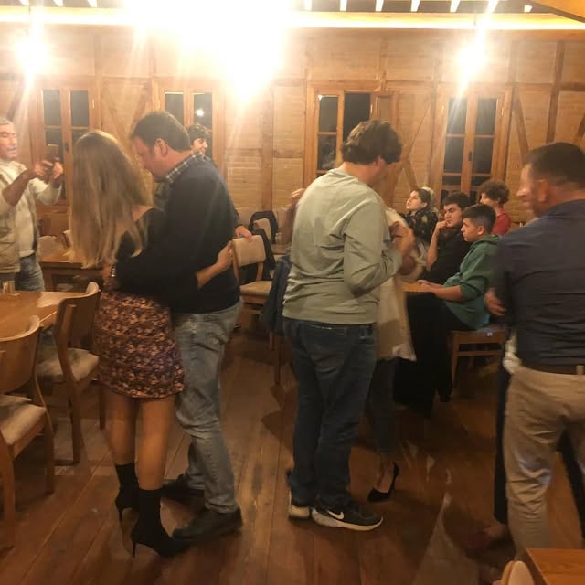 İki erkek misafir Samos Restaurant girişinde