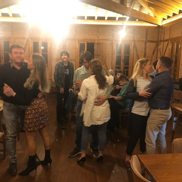 Samos Restaurant iç mekan akşam yemeği kalabalık masa