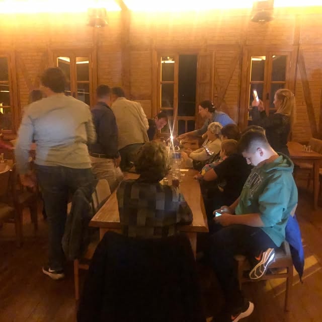 Samos Restaurant iç mekan gece kalabalık eğlence