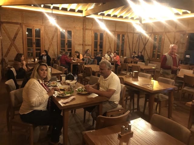 Samos Restaurant iç mekan boş masalar gece açılış