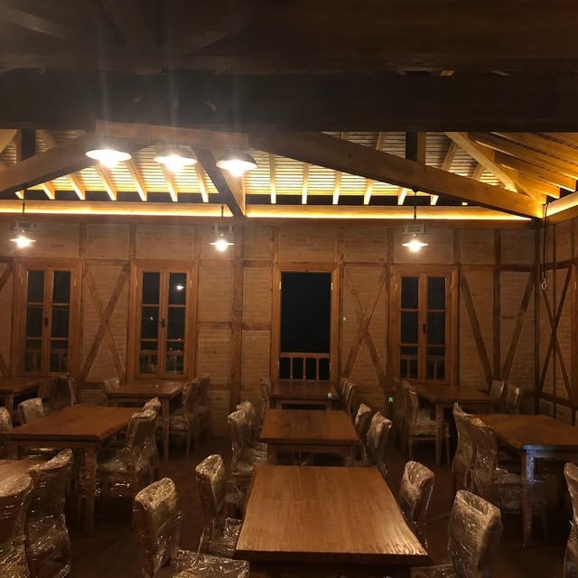 Samos Restaurant iç mekanda dans eden büyük grup gece