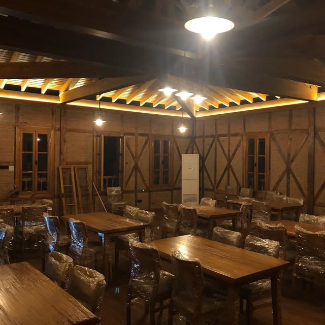 Samos Restaurant iç mekan gece kalabalık misafirler