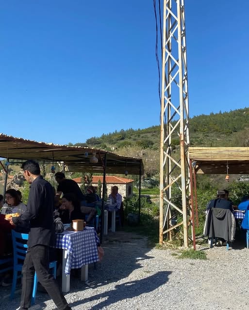 Samos Restaurant açık alan cami minaresi ve köy manzarası