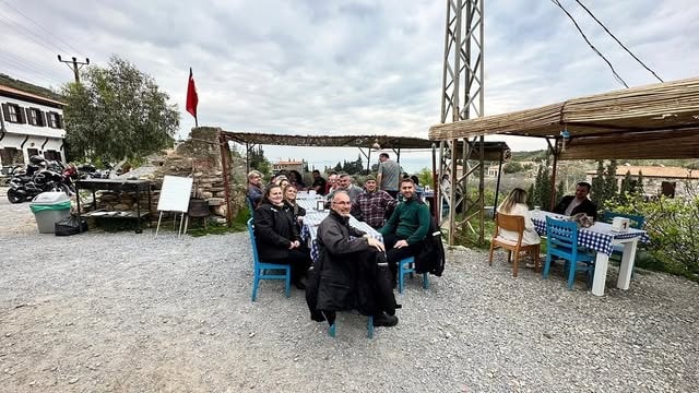 Misafirler açık hava servis alanında mavi sandalyeler