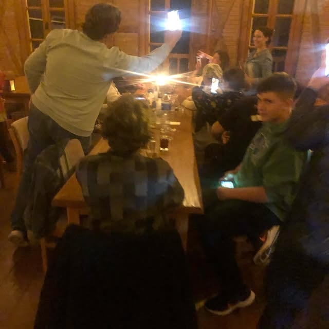 Samos Restaurant iç mekan gece eğlenceli aile toplantısı
