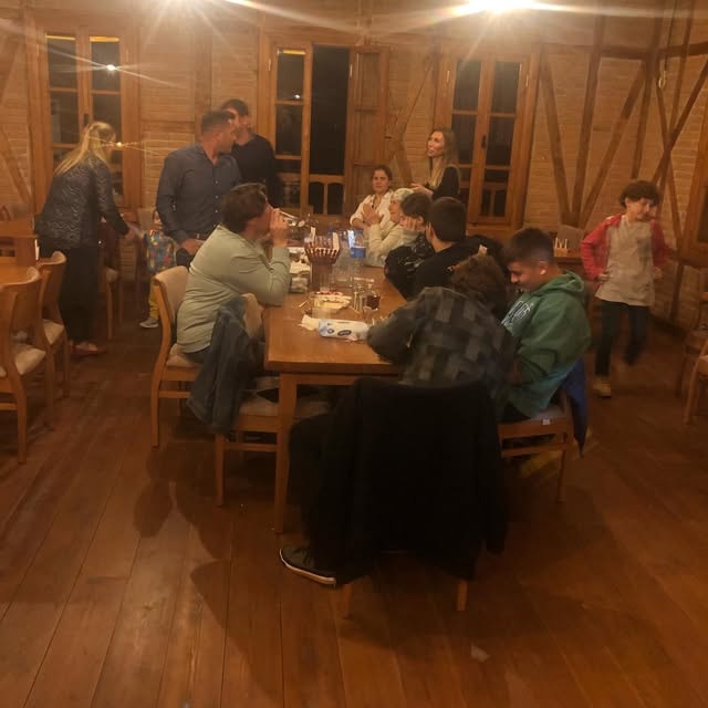 Samos Restaurant iç mekan gece aile yemeği ahşap salon