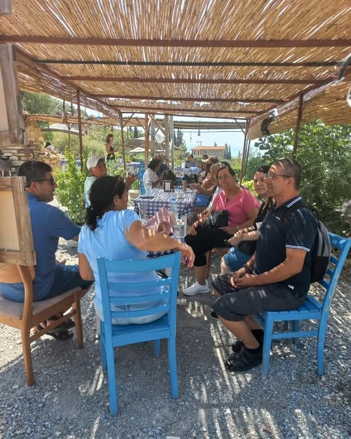 Hasır çatı altında misafirler deniz manzaralı açık hava