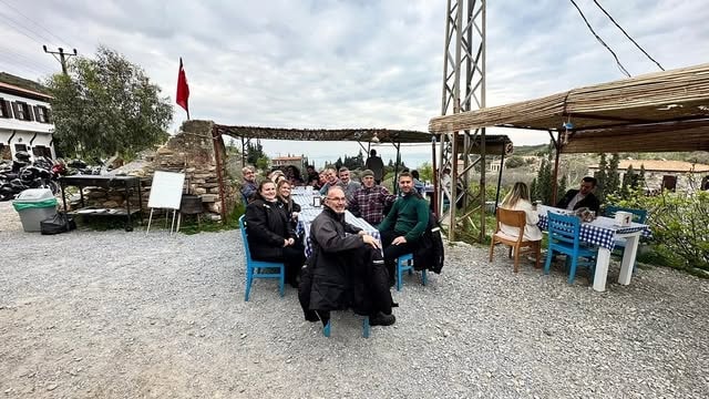 Motosikletçi grup Doğanbey köyü açık alan mavi sandalyeler Türk bayrağı