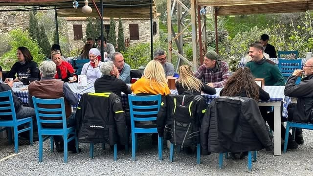 Büyük motosikletçi grup Doğanbey açık alan mavi sandalyeler