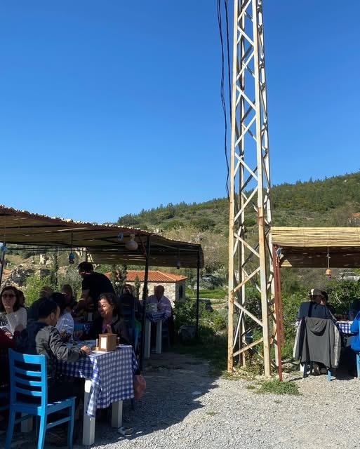Misafirler Samos Restaurant açık alan hasır çatı altında köy manzarası