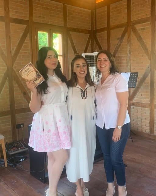 Üç kadın Samos Restaurant ahşap köşk içinde kitap ile