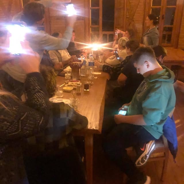Samos Restaurant iç mekan gece kalabalık aile yemeği ahşap masa