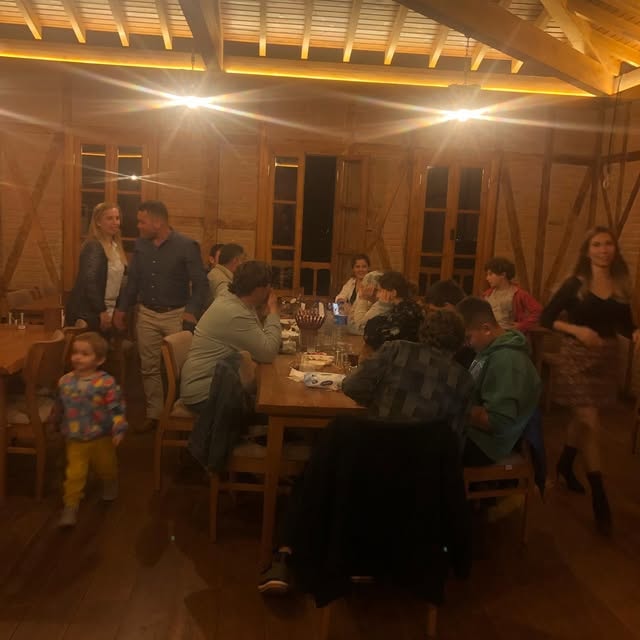 Samos Restaurant iç mekan gece büyük aile toplantısı çocuklar