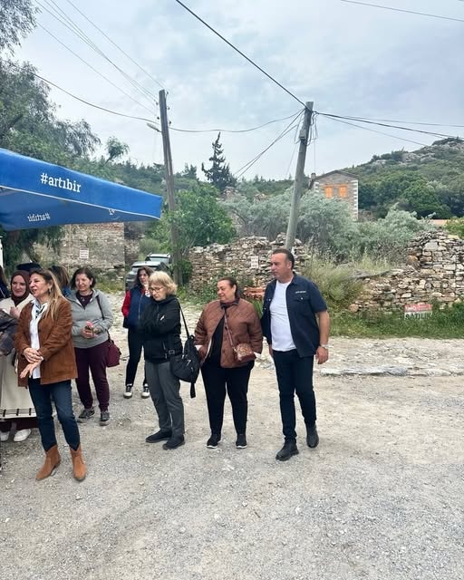 Artıbir turu grubu Doğanbey köyünde mavi şemsiye altında