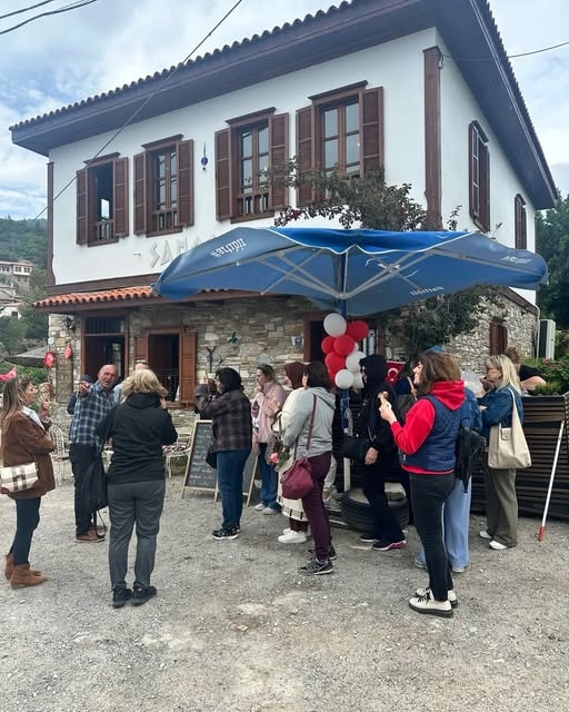 Büyük grup Samos Restaurant cephesi önünde Cumhuriyet balonları