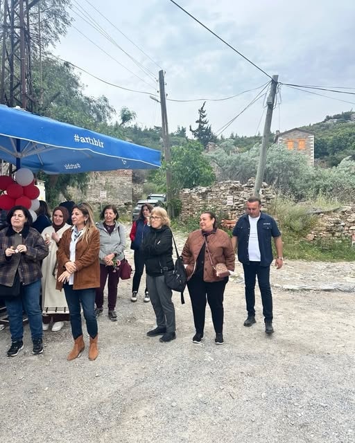 Artıbir turu grubu Doğanbey köyünde mavi şemsiye geniş açı