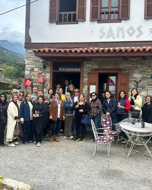 Büyük grup Samos Restaurant girişinde Cumhuriyet kutlaması