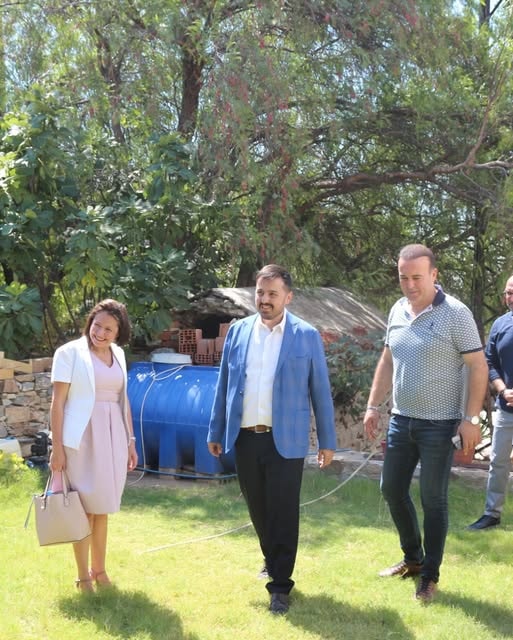 Üç kişi bahçede yürüyüş