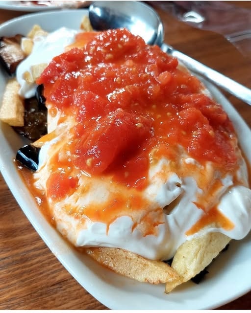 Samos Restaurant yoğurtlu pide domates sosu