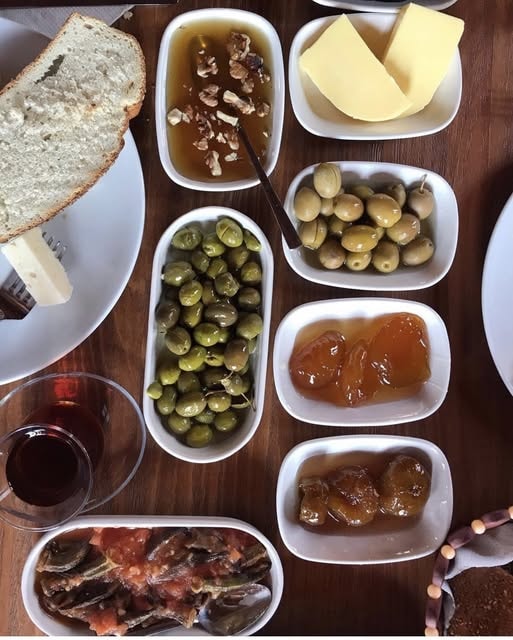 Samos Restaurant kahvaltı sofrası zeytin reçel bal pekmez çay