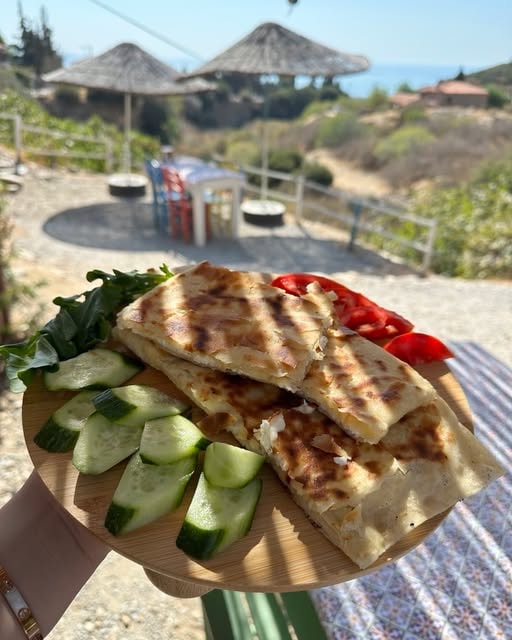 Samos Restaurant gözleme tabak salatalık domates Ege manzarası