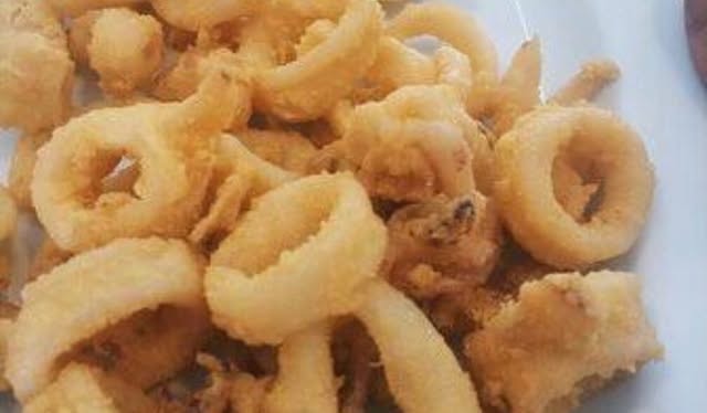 Samos Restaurant çıtır kalamar halkaları tabakta
