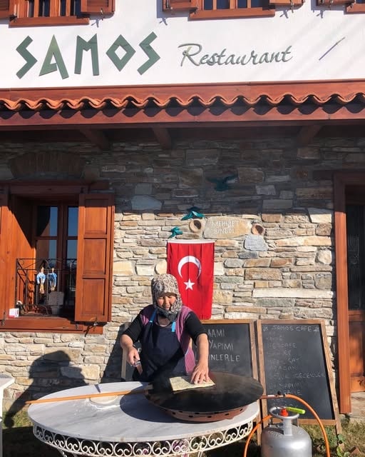 Samos Restaurant önünde gözleme yapan köylü kadın Türk bayrağı