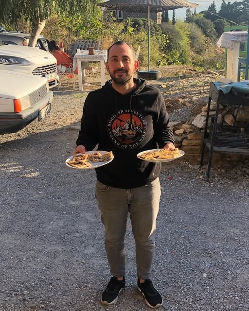 Samos Restaurant çalışanı iki tabak gözleme ile Doğanbey bahçesi