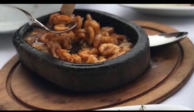 Samos Restaurant karides güveç siyah taş kap ahşap tepsi