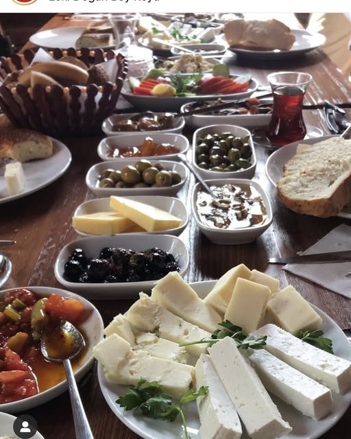 Samos Restaurant serpme kahvaltı sofrası peynir zeytin bal ceviz çay