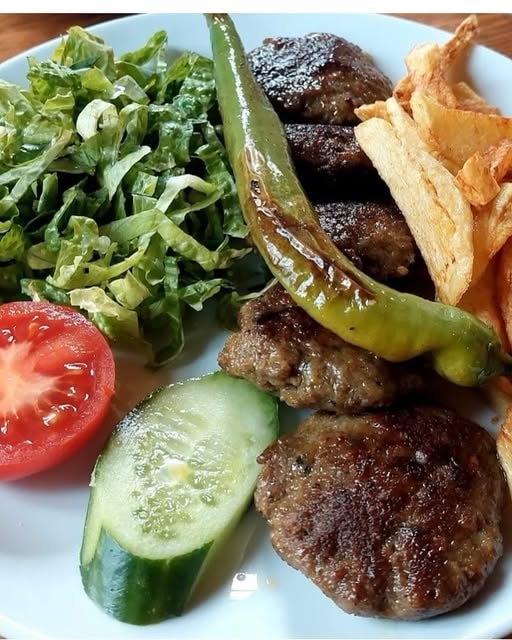 Samos Restaurant köfte salata patates kızartması