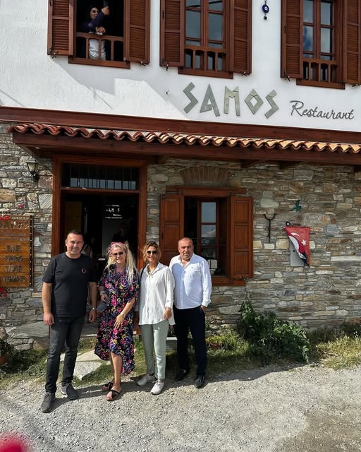 Samos Restaurant önünde dört misafir