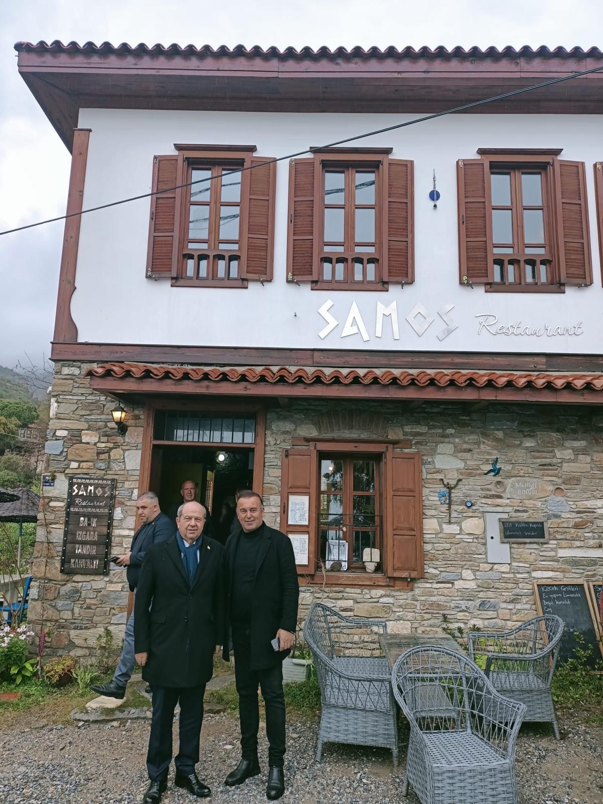 Ersin Tataroğlu Samos Restaurant önünde